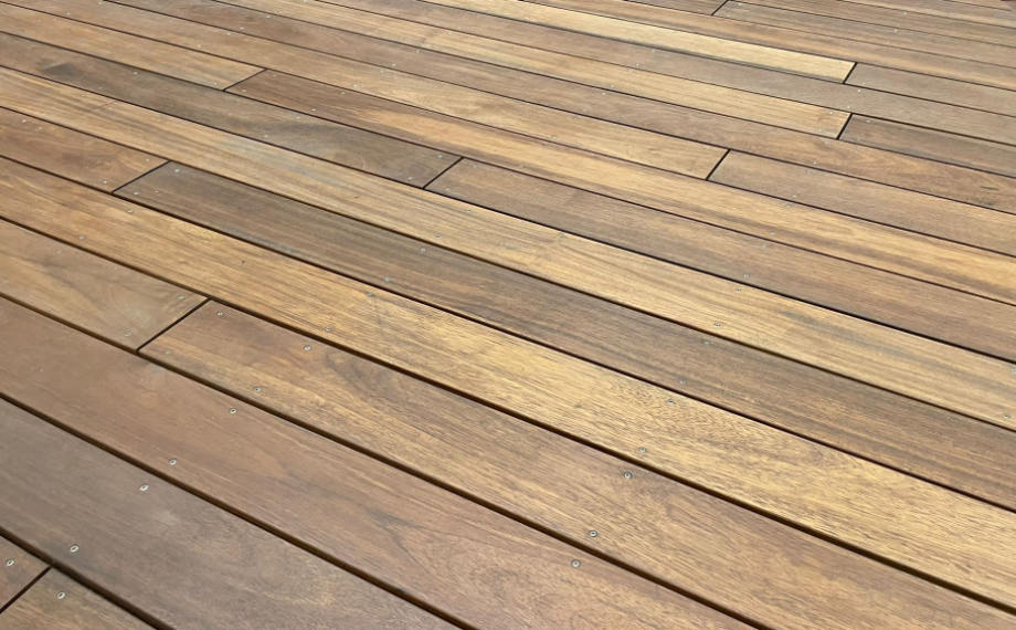 Geölte Terrassendielen aus Guyana Teak in Garten-Ausstellung von HolzLand Beese in Unna.