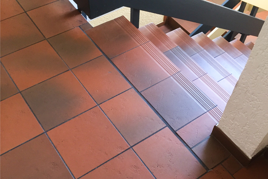 Treppe mit altem Fliesenboden | HolzLand Beese Unna
