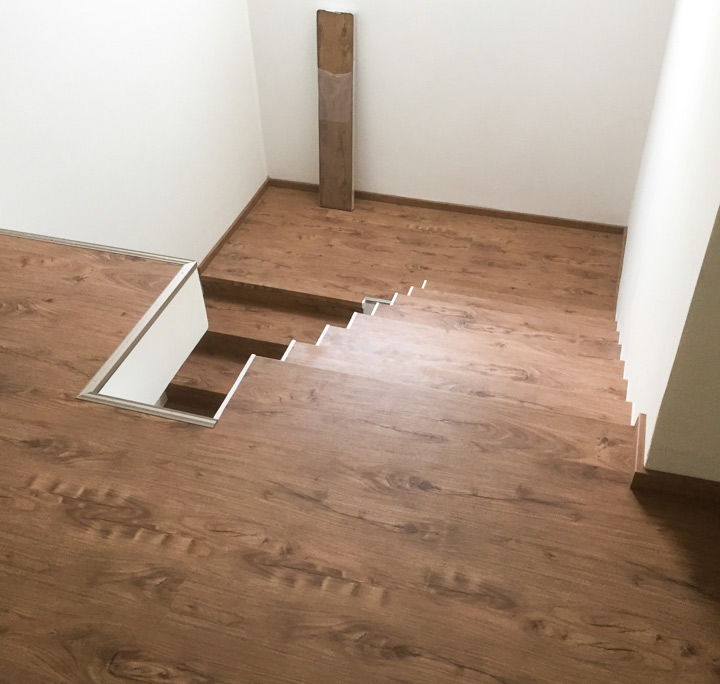 Offenes Treppenhaus ohne Geländer | Vinylboden Eiche | HolzLand Beese Unna