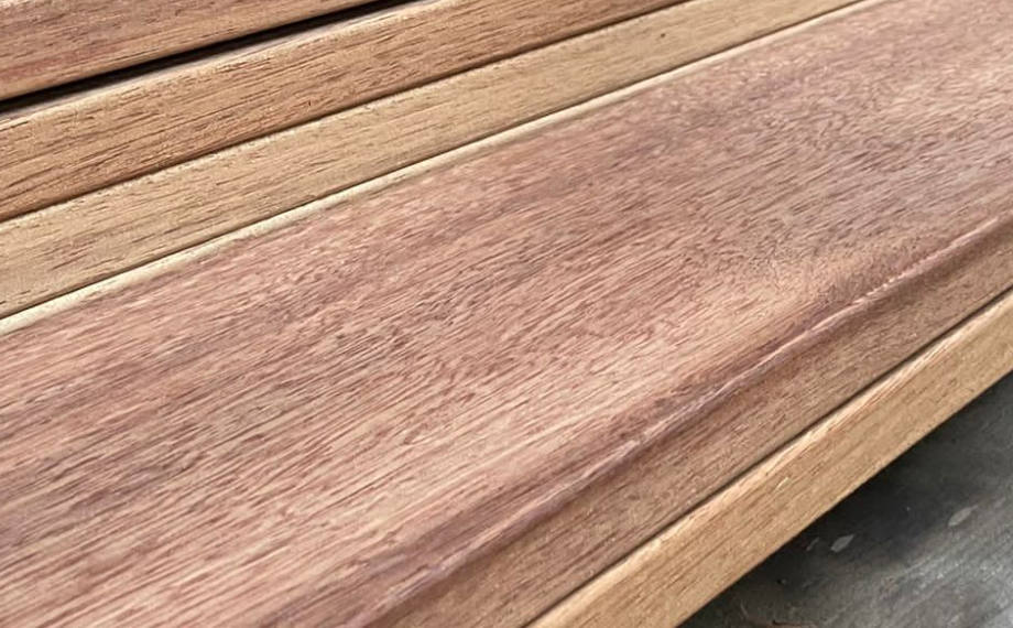 Die Maserung von Guyana Teak aus der Nähe, HolzLand Beese Unna