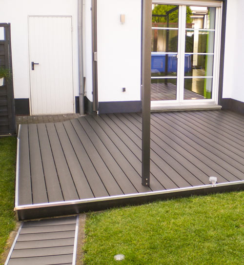 Dunkle WPC-Terrasse mit Gehweg | HolzLand Beese Unna