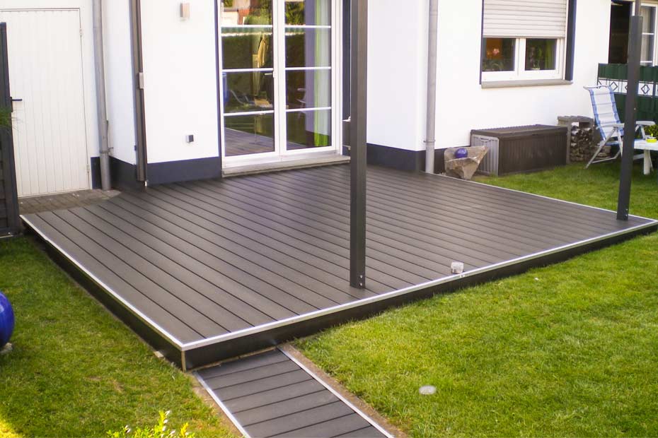 Dunkle WPC-Terrasse mit Dachvorrichtung | HolzLand Beese Unna