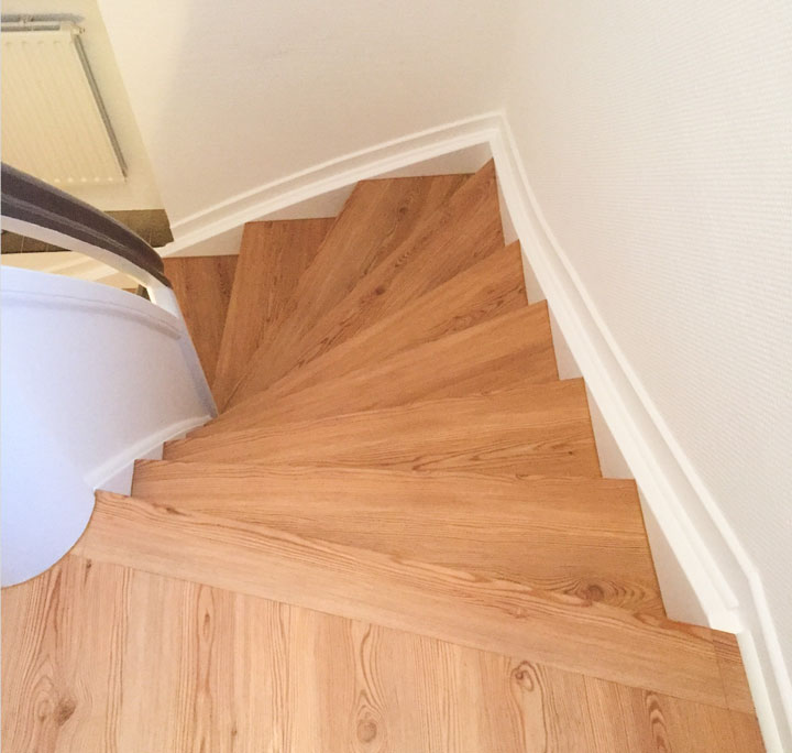 Neue Treppe mit Vinylboden | Treppenrestaurierung | HolzLand Beese Unna