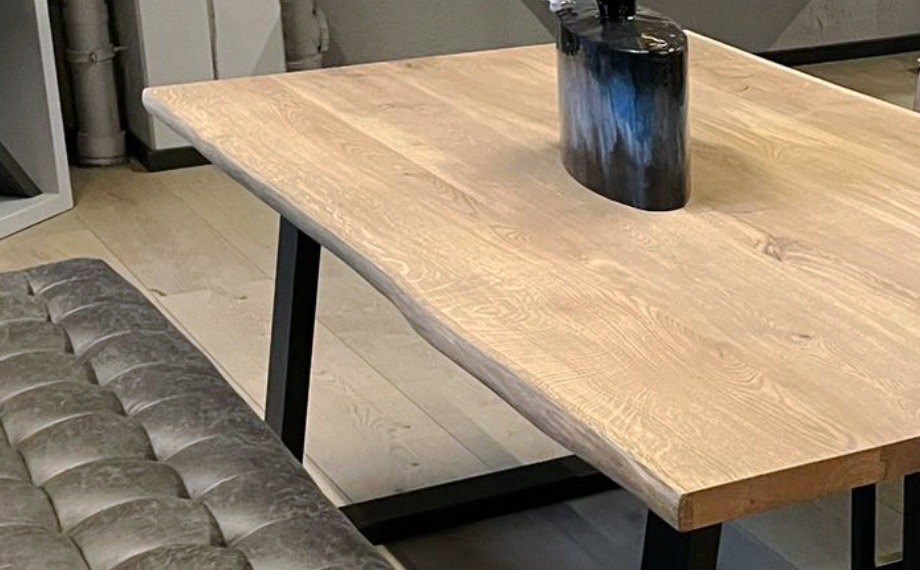 Holzgemachter Tisch, handgefertigt und mit Baumkante, HolzLand Beese Unna