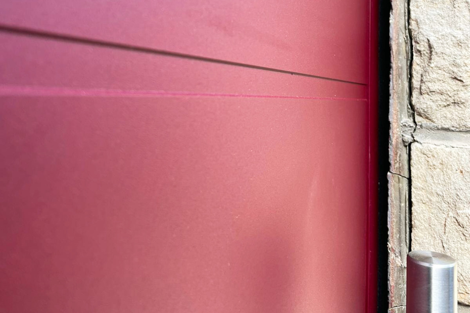 Detailaufnahme: Rote Aluminiumhaustür | HolzLand Beese Unna