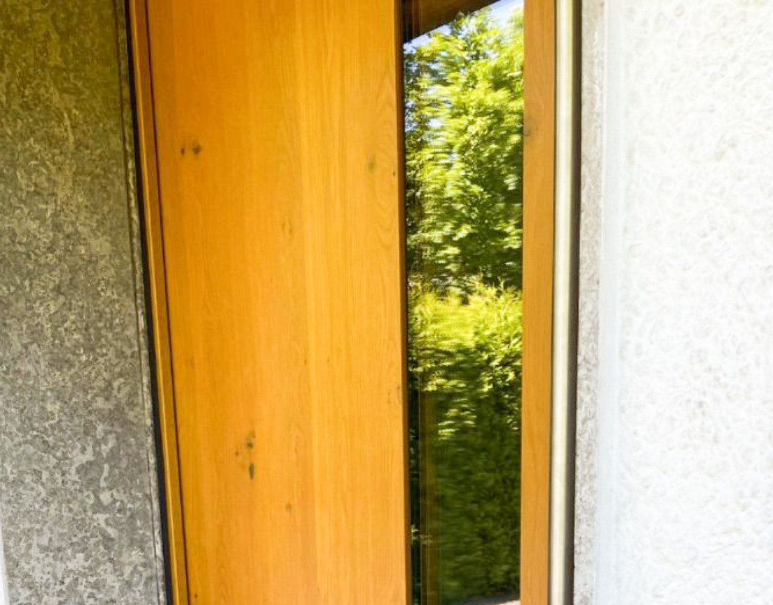 Detailaufnahme: Holzhaustür mit Lichtausschnitt | Haustür aus Holz | HolzLand Beese Unna
