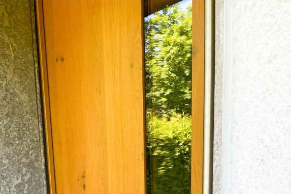Detailaufnahme: Haustür aus Holz mit Lichtausschnitt | HolzLand Beese Unna Detailaufnahme: Haustür aus Holz mit Lichtausschnitt | Haustür aus Holz | HolzLand Beese Unna