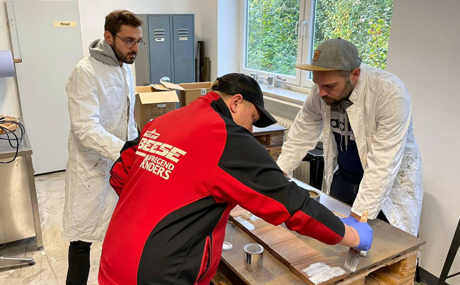 3 BEEsianer testen neue Hartwachsöle für HolzLand Beese Unna