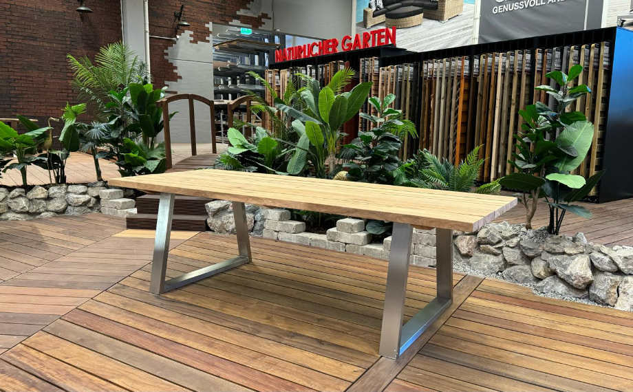 Outdoortisch in der Ausstellung, HolzLand Beese Unna