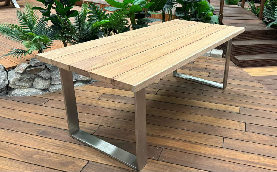 Montierter Outdoortisch in der Garten-Ausstellung, HolzLand Beese Unna