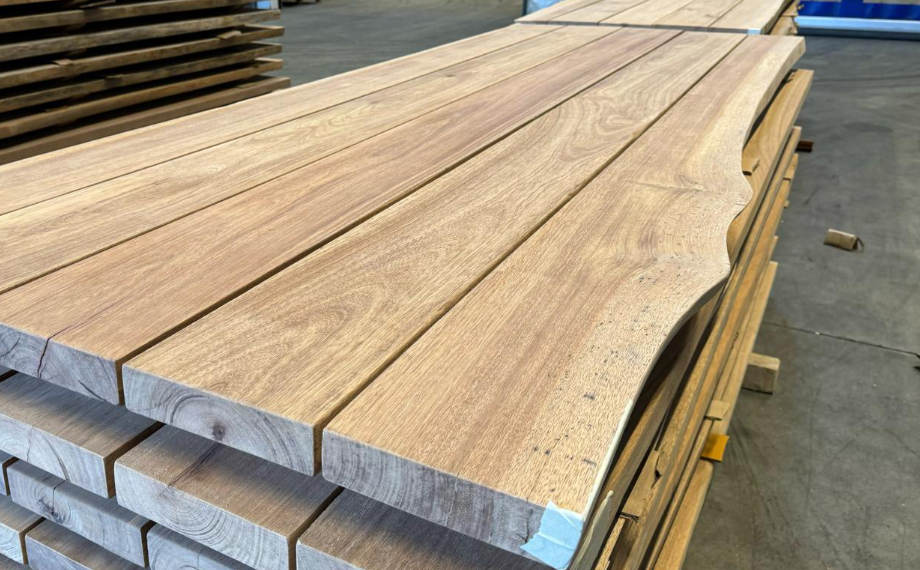Guyana-Teak-Platte mit Baumkante, HolzLand Beese Unna Guyana-Teak-Platte mit Baumkante, HolzLand Beese Unna
