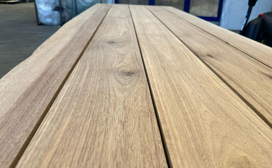 Maserung auf dem Holz eines Outdoortischs, HolzLand Beese Unna