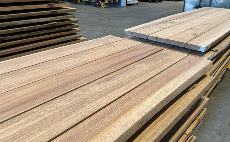 Nachhaltige Tischplatten aus Guyana Teak, HolzLand Beese Unna