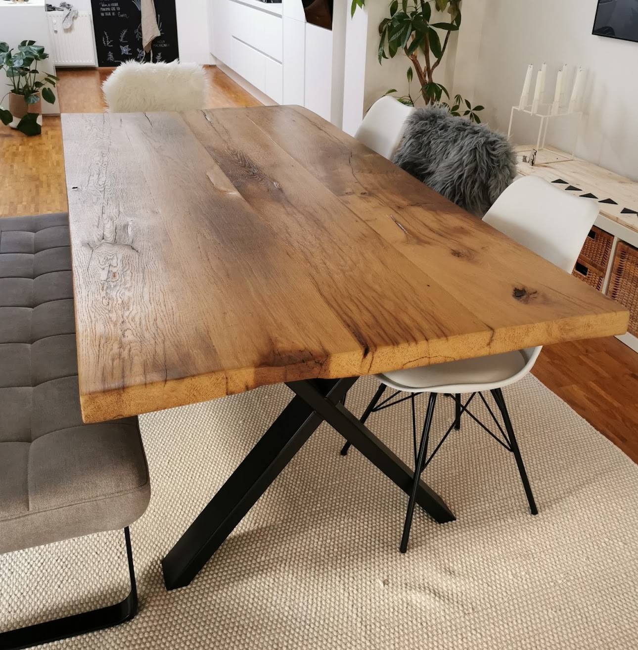 Tisch mit massiver Holzplaltte, X-Metallgestell | HolzLand Beese Unna