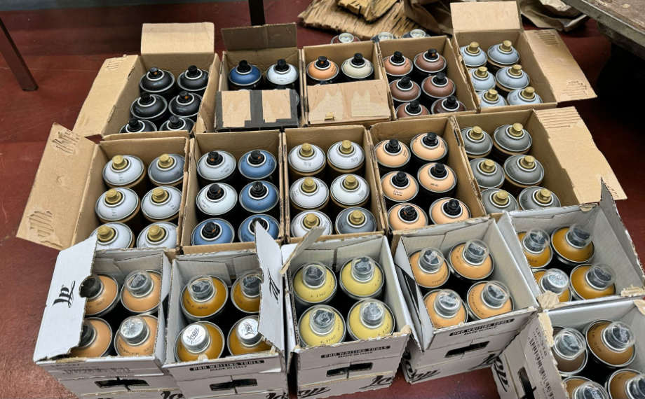 Spryadosen und Farben, Graffiti im Zuschnitt, HolzLand Beese Unna Spryadosen und Farben, Graffiti im Zuschnitt, HolzLand Beese Unna