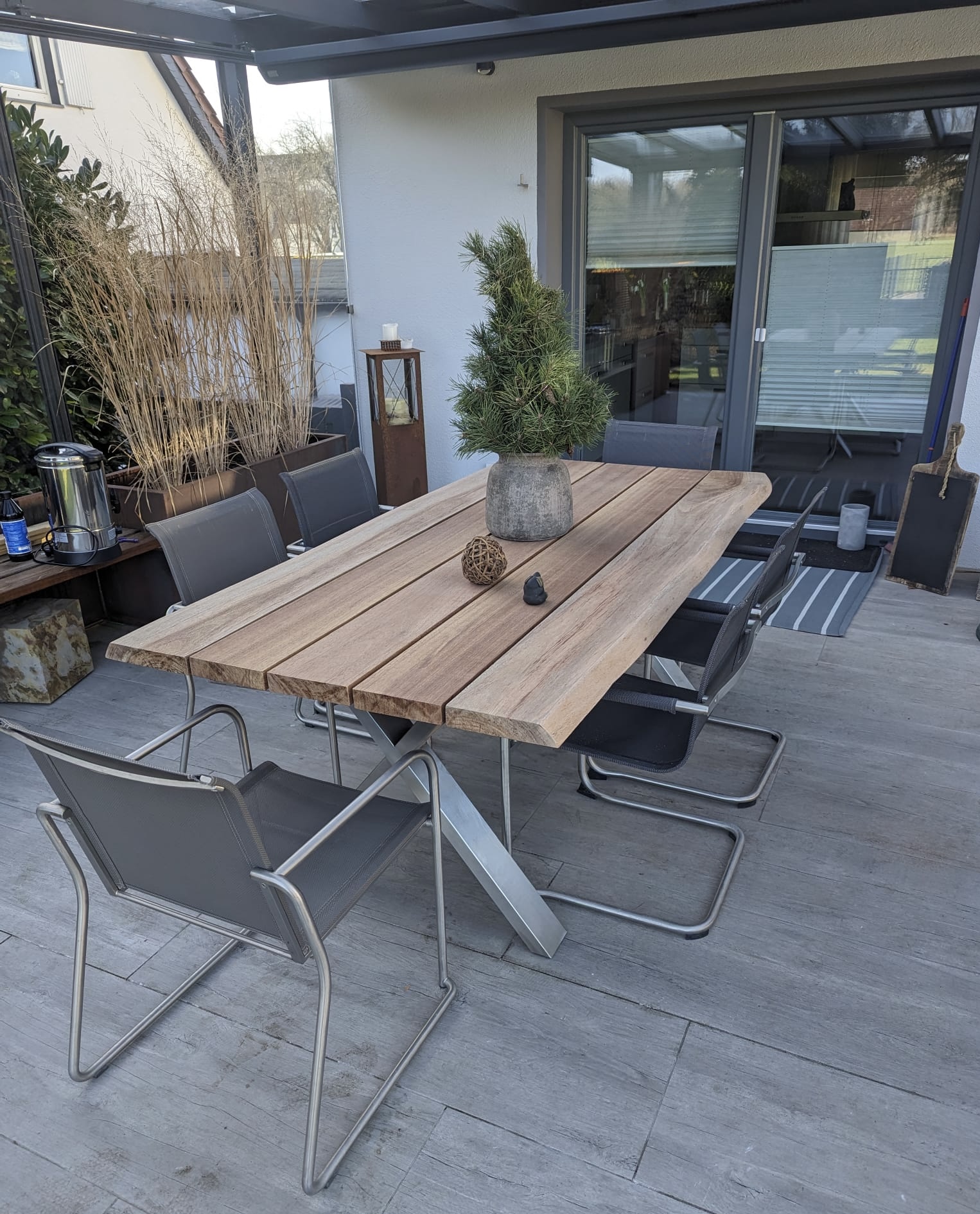 Outdoor-Tisch mit massiven Holzbohlen und X-Metall-Gestell | HolzLand Beese Unna