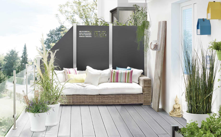 Terrasse mit Terrassendielen, Sofa und Grünfplanzen, Garten HolzLand Beese Unna