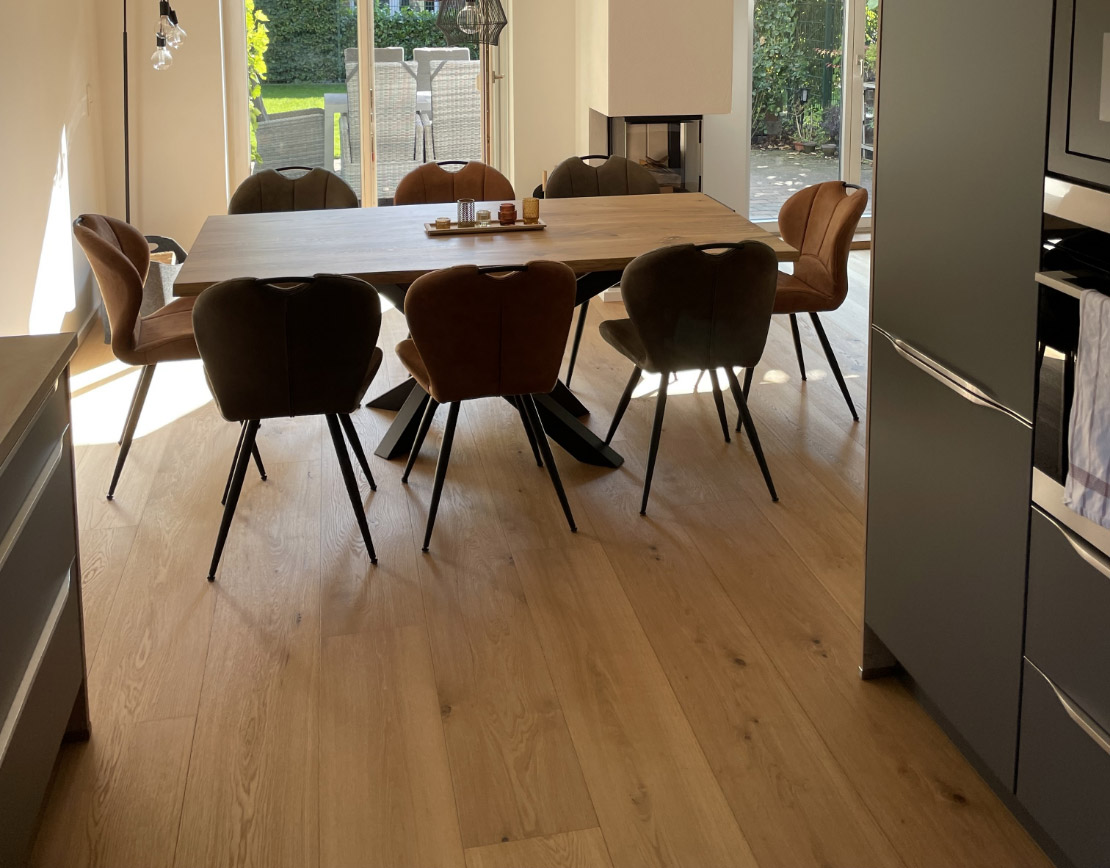 Eichenböden Landhausdielen im Koch- und Essbereich | Referenzprojekt | HolzLand Beese in Unna