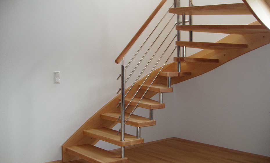 Gebolzte Treppe aus Holz und Metall | HolzLand Beese in Unna