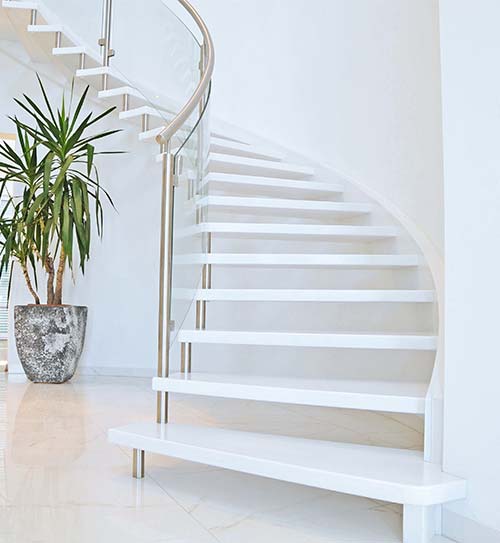 Gebolzte Treppe schlicht in Weiß | HolzLand Beese in Unna