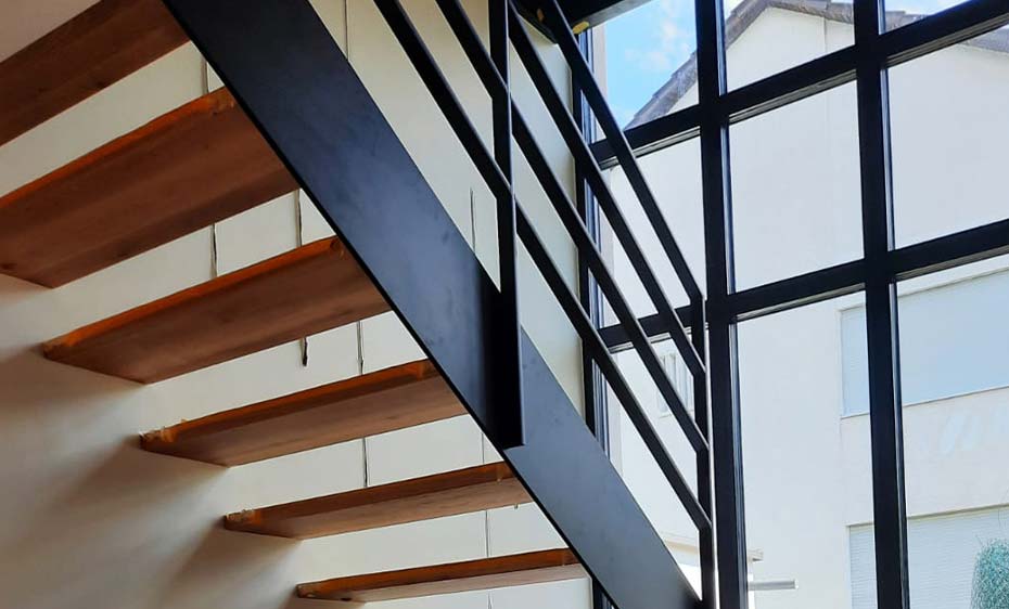 Elegante Flachwangentreppe aus HPL | HolzLand Beese in Unna