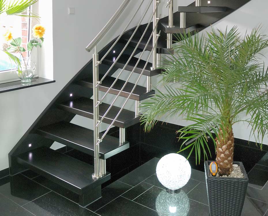 Gebolzte Treppe in Schwarz | HolzLand Beese in Unna Gebolzte Treppe in Schwarz | HolzLand Beese in Unna