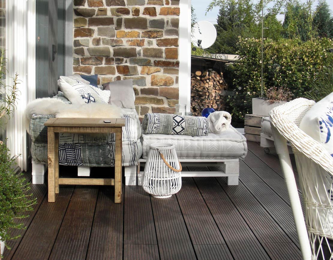 Gemütliche Terrasse mit Dielen aus WPC Dreamdeck und stylischen Gartenmöbeln mit vielen Kissen | Pflegeleichte Terrassendielen aus WPC | HolzLand Beese in Unna