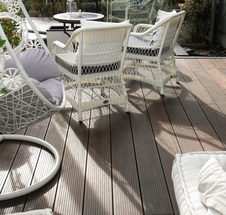 Terrasse aus WPC mit weißen geflochtenen Gartenmöbeln | Referenz | HolzLand Beese in Unna