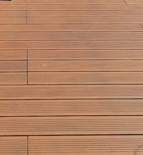 Nahaufnahme WPC Terrassendielen in Braun | Pflegeleichte Terrassendielen aus WPC | HolzLand Beese in Unna