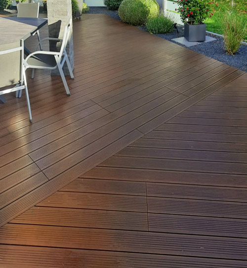Braune Terrassendielen aus WPC auf modern angelegter Terrasse verlegt | Pflegeleichte Terrassendielen aus WPC | HolzLand Beese in Unna