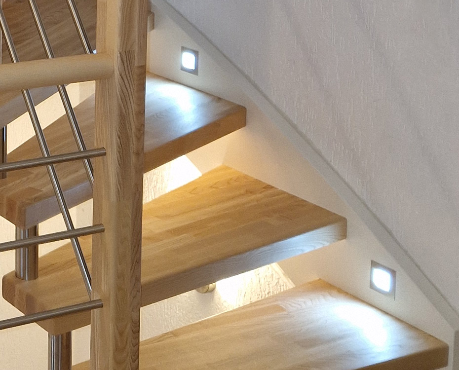 Handlaufgestützte Treppe mit Beleuchtung | HolzLand Beese in Unna Handlaufgestützte Treppe mit Beleuchtung | HolzLand Beese in Unna