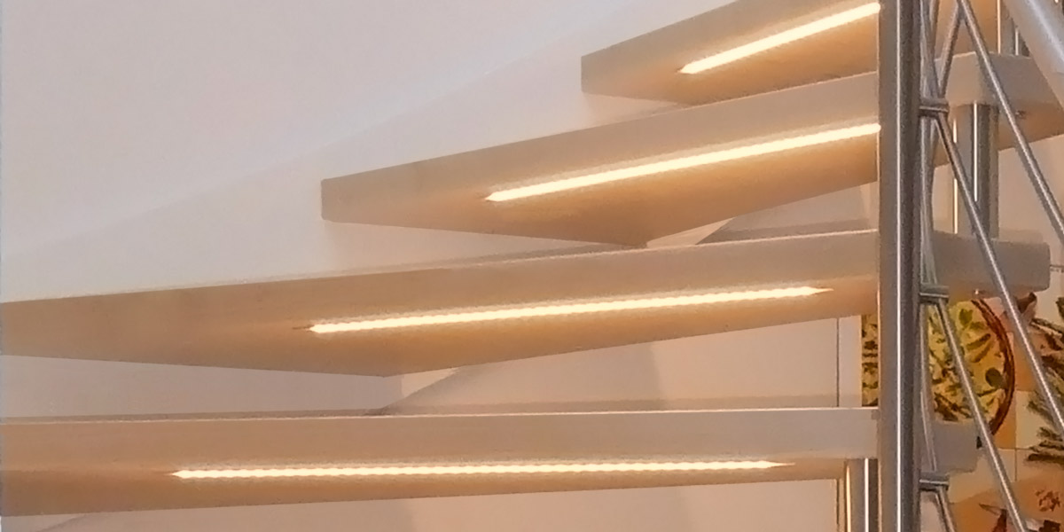 Beleuchtete, handlaufgestützte Treppe | HolzLand Beese in Unna Beleuchtete, handlaufgestützte Treppe | HolzLand Beese in Unna