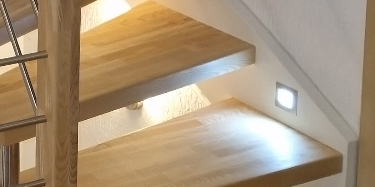 Beleuchtete, handlaufgestützte Treppe aus Holz | HolzLand Beese in Unna Beleuchtete, handlaufgestützte Treppe aus Holz | HolzLand Beese in Unna