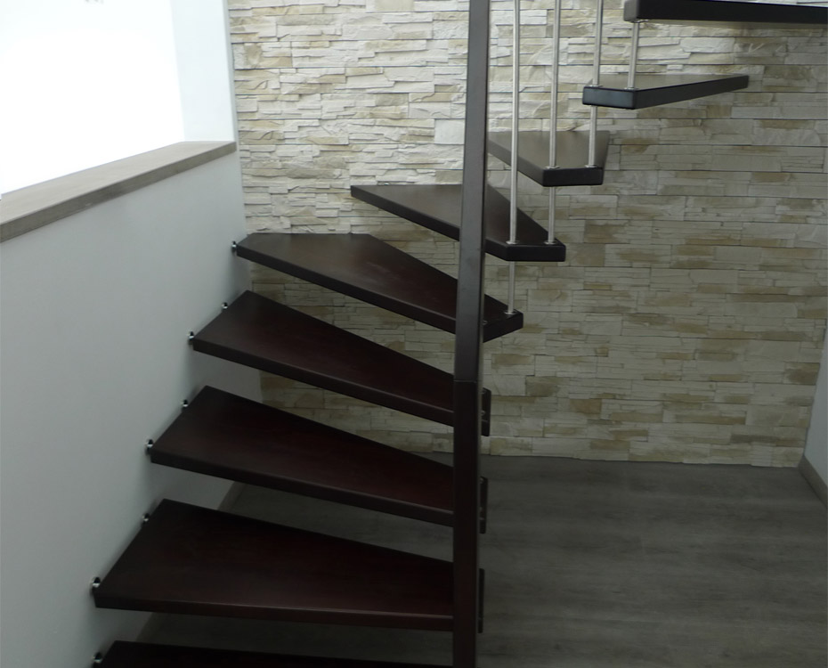 Handlaufgetragene Treppe in Schwarz | HolzLand Beese in Unna Handlaufgetragene Treppe in Schwarz | HolzLand Beese in Unna