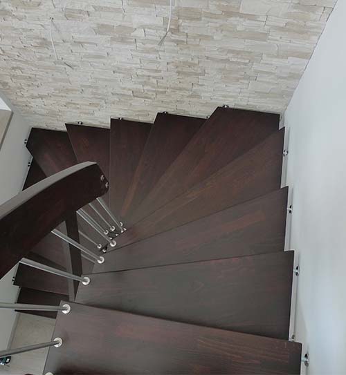 Dunkle handlaufgetragene Treppe | HolzLand Beese in Unna