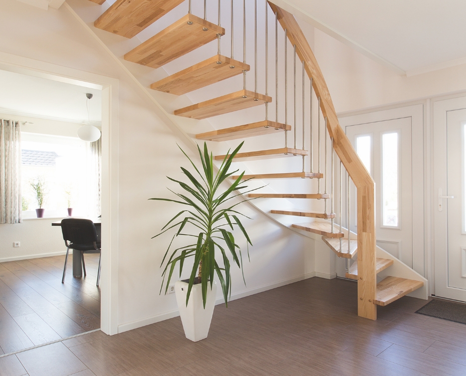 Handlaufgestützte Treppe aus Holz | HolzLand Beese in Unna
