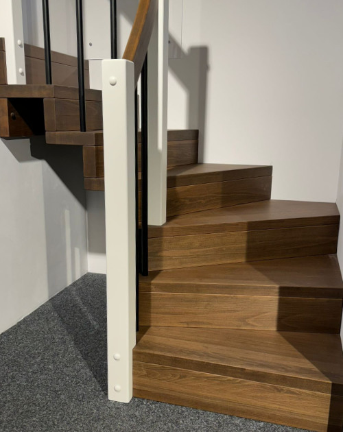 Dunkle Stufen, helle Pfosten, Holztreppe, HolzLand Beese Unna
