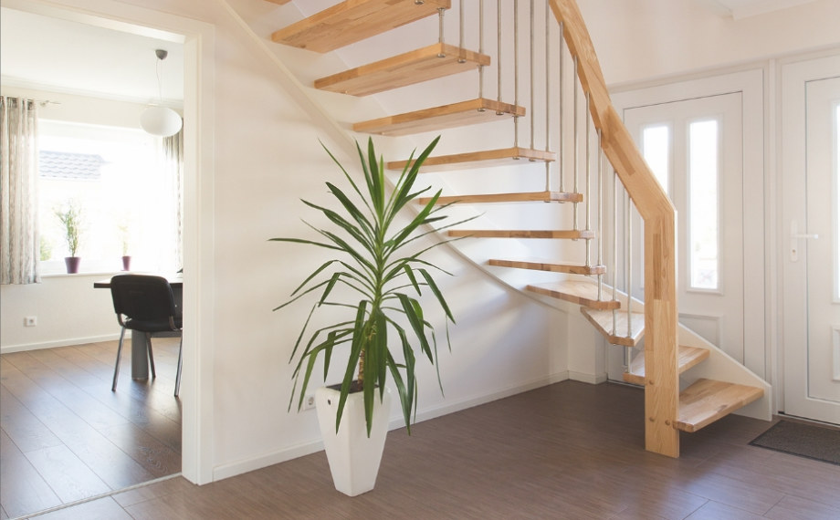 Handlaufgetsützte Treppe. HolzLand Beese Unna