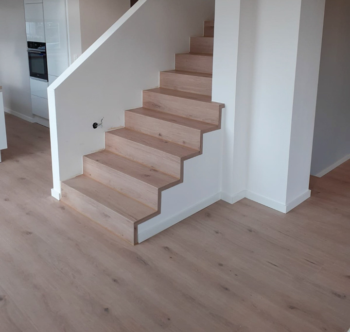 Treppe und Boden aus gleichem Dekor | Boden auf allen Etagen | Referenz | HolzLand Beese in Unna