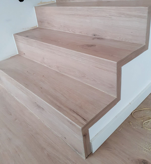 Nahaufnahme Treppe mit Holz verkleidet | Boden auf allen Etagen | Referenz | HolzLand Beese in Unna