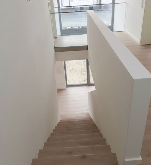Treppe von oben fotografiert: moderne Wohnung | Boden auf allen Etagen | Referenz | HolzLand Beese in Unna