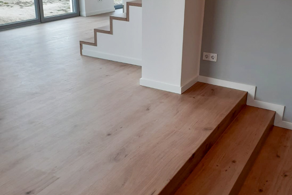 Modernes Haus mit Treppe und Bodenstufen | Boden auf allen Etagen | Referenz | HolzLand Beese in Unna