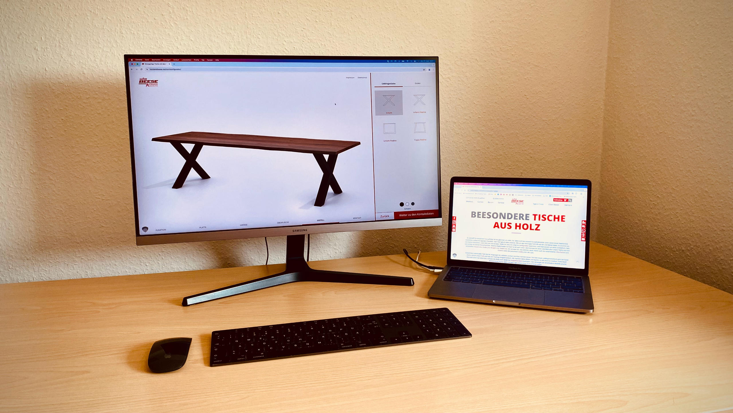 Laptop, Bildschirm, Tastatur und Maus auf Holz-Schreibtisch mit geöffnetem Tischkonfigurator | HolzLand Beese in Unna