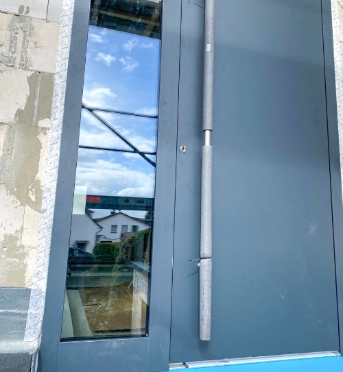 Haustür in Anthrazitgrau und mit Seitenfenster von unten fotografiert | Moderne Türen und Fenster | Referenz | HolzLand Beese Unna