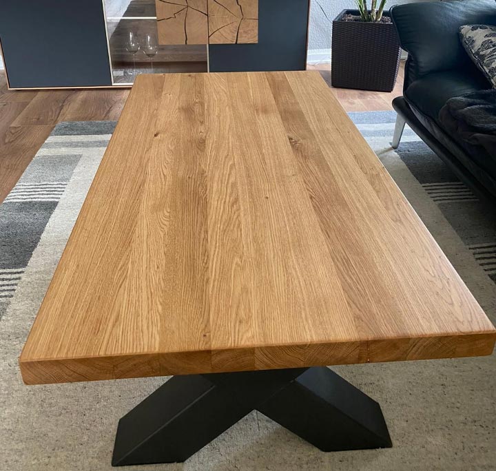 Couchtisch aus Holz: im Wohnzimmer vor Couch | Referenz | HolzLand Beese