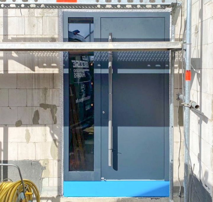 Haustür in Anthrazitgrau, mit Glaseinsatz im Neubau | Moderne Türen und Fenster | Referenz | HolzLand Beese Unna