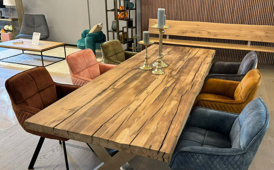 Design-Stühle Ganges am Altholztisch der Wood Line, HolzLand Beese Unna