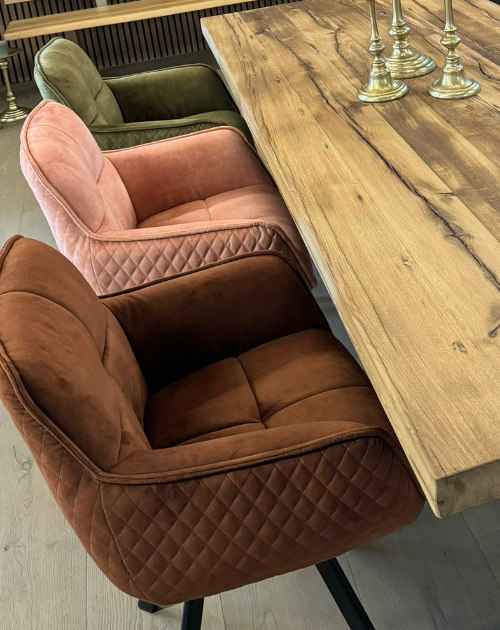 Design-Stühle und Tisch in Ausstellung, HolzLand Beese Unna