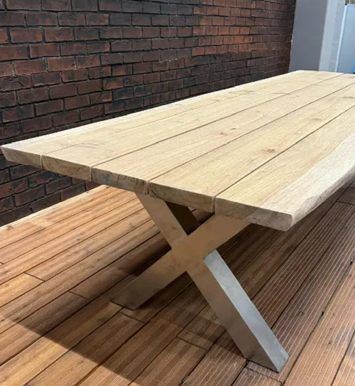 Gartentisch mit Holz-Lamellenplatte und X-Gestell in Ausstellung | Referenz | HolzLand Beese in Unna
