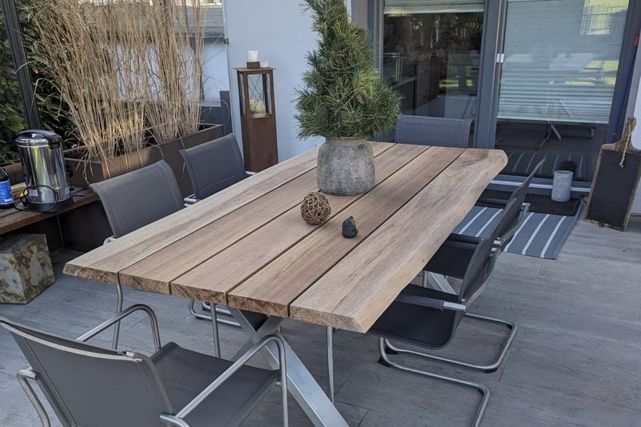 Gartentisch aus Guyana Teak mit X-Gestell | Referenz | HolzLand Beese in Unna